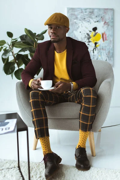 Uomo alla moda con tazza di caffè — Foto stock