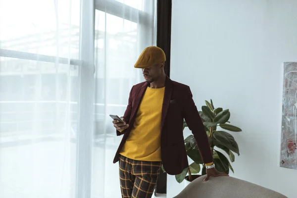 African american businessman with smartphone — Stock Photo