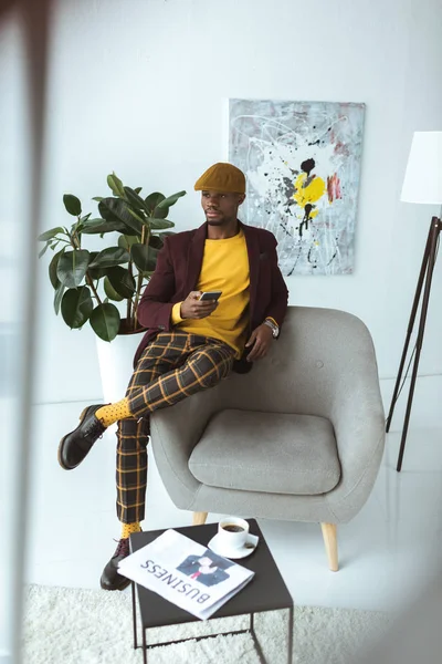 Hombre de negocios guapo con teléfono inteligente - foto de stock