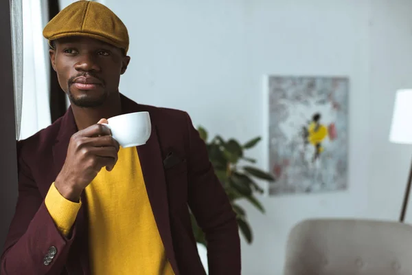 Uomo afroamericano con caffè — Foto stock