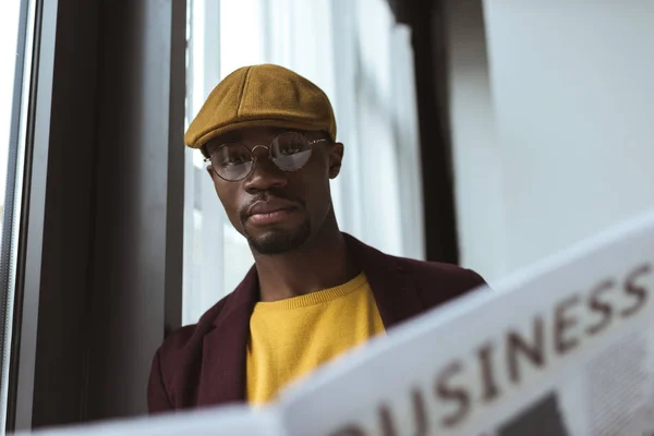 Businessman reading newspaper — Stock Photo