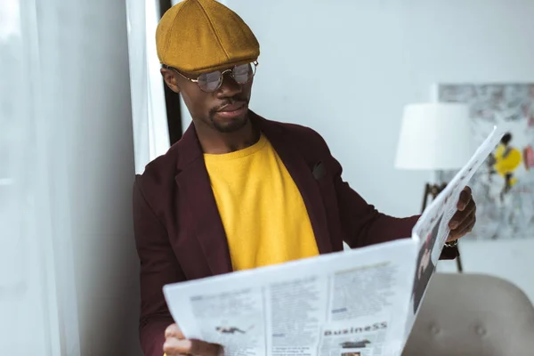 Empresario afroamericano leyendo periódico - foto de stock