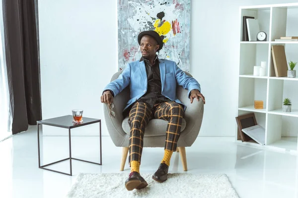 Hombre elegante sentado en sillón - foto de stock