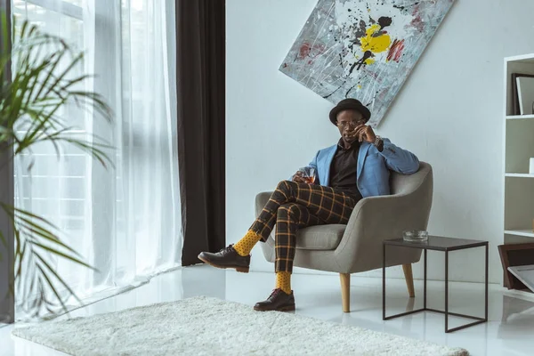 Homme élégant dans le bureau moderne — Photo de stock