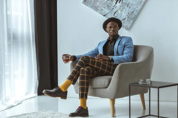 Mann mit Zigarre und Alkohol — Stockfoto