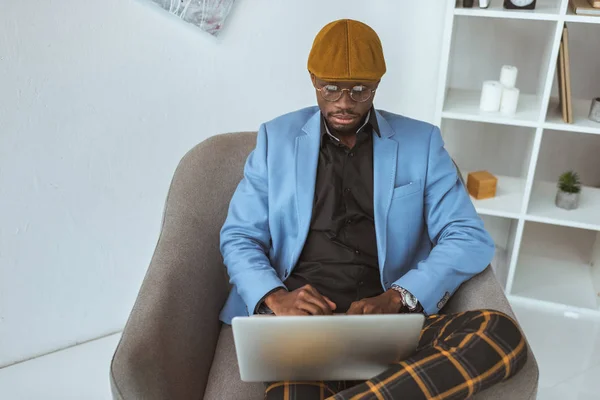 Hombre de negocios afroamericano con portátil - foto de stock