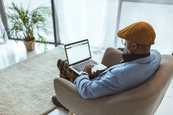 Empresário afro-americano com laptop — Fotografia de Stock