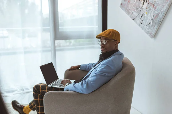 Uomo d'affari afroamericano con laptop — Foto stock