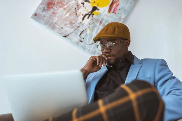 Afrikanisch-amerikanischer Mann mit Laptop — Stockfoto
