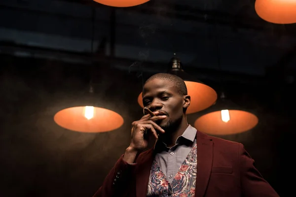 Guapo afroamericano hombre con cigarro - foto de stock