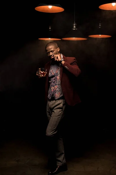 Homme à la mode avec cigare et whisky — Photo de stock