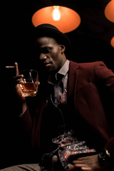 Afro homme avec cigare et whisky — Photo de stock