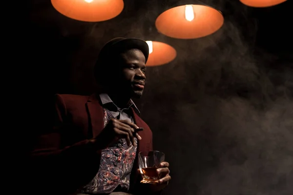 Hombre afroamericano con coñac y cigarro - foto de stock