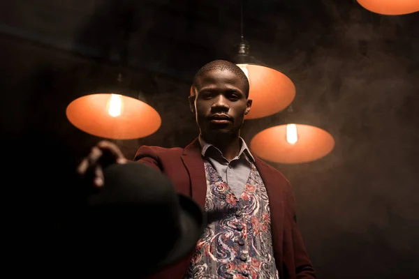 Homme afro-américain à la mode avec chapeau — Photo de stock