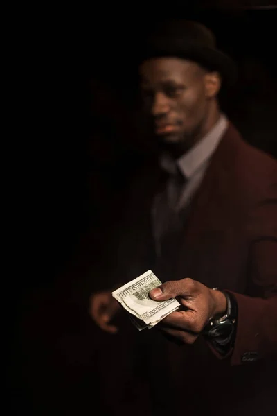 Homem segurando notas de dólar — Fotografia de Stock