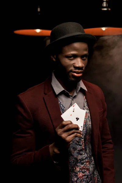 Homem americano africano com cartas de baralho — Fotografia de Stock