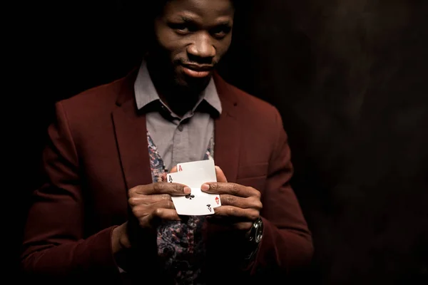 Homme afro-américain avec as — Photo de stock