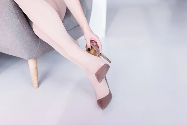Menina em sapatos de salto alto — Fotografia de Stock