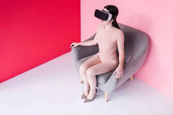 Belle fille dans vr casque — Photo de stock