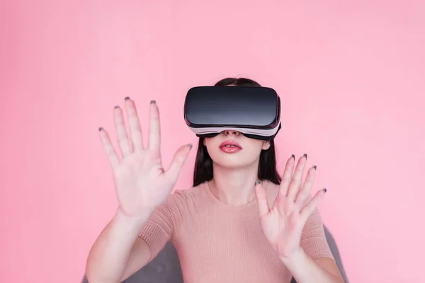 Belle fille dans vr casque — Photo de stock