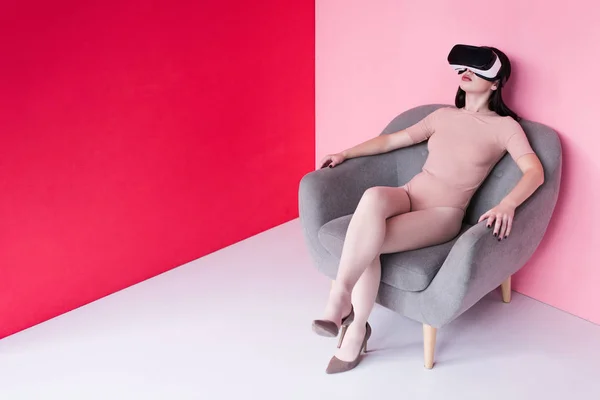 Schöne Mädchen in vr headset — Stockfoto