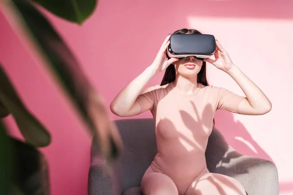 Belle fille dans vr casque — Photo de stock