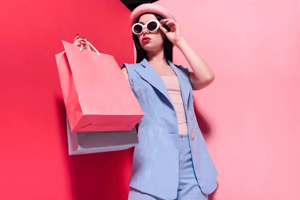 Menina elegante com sacos de compras — Fotografia de Stock