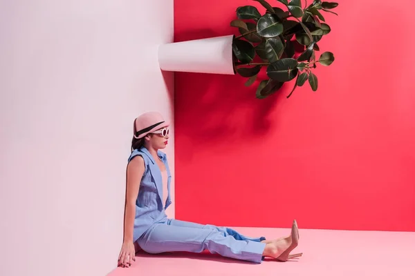 Chica con estilo en sombrero y gafas de sol - foto de stock