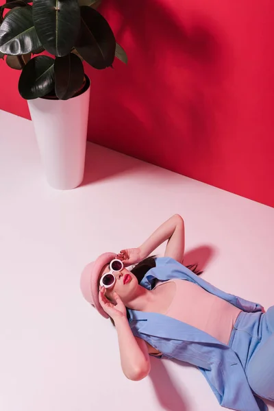 Стильная девушка в шляпе и солнечных очках — стоковое фото