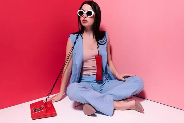 Ragazza alla moda con telefono retrò — Foto stock