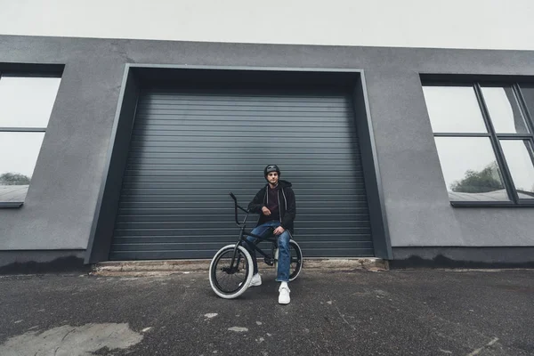 Bmx motociclista na rua — Fotografia de Stock