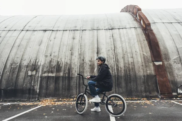 Bmx motociclista su strada — Foto stock