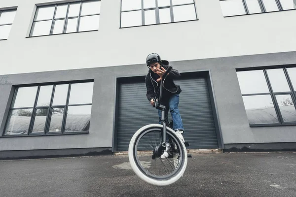 Bmx байкер на улице — стоковое фото