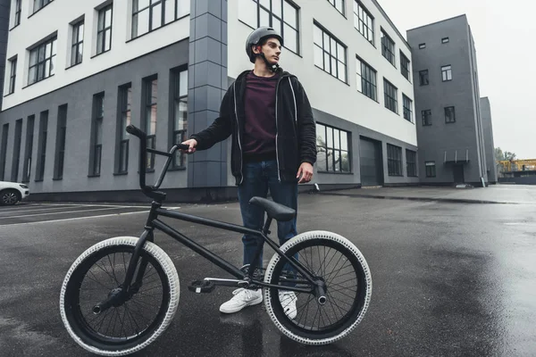 Bmx motociclista na rua — Fotografia de Stock