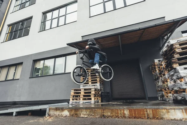 Bmx motorista saltando en la calle - foto de stock