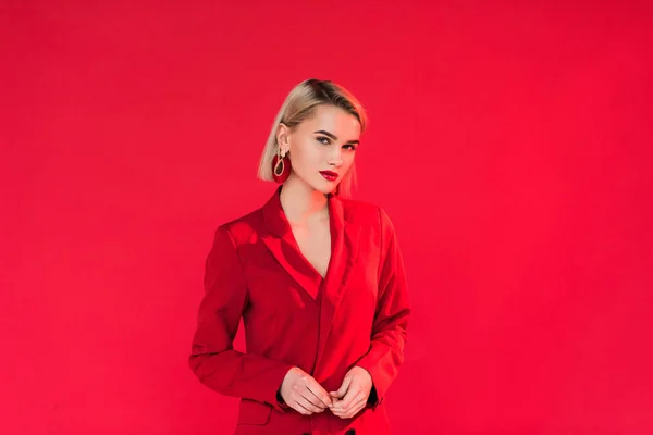 Chica con estilo en chaqueta roja - foto de stock