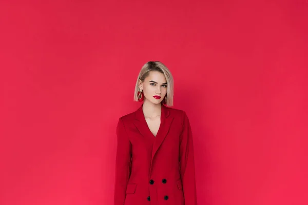 Blonde fille élégante en veste rouge — Photo de stock