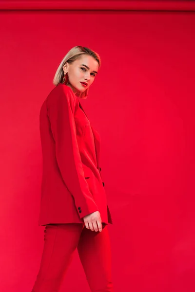 Модная девушка в красном костюме — стоковое фото