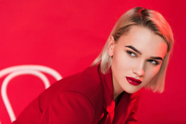 Chica elegante en chaqueta roja - foto de stock