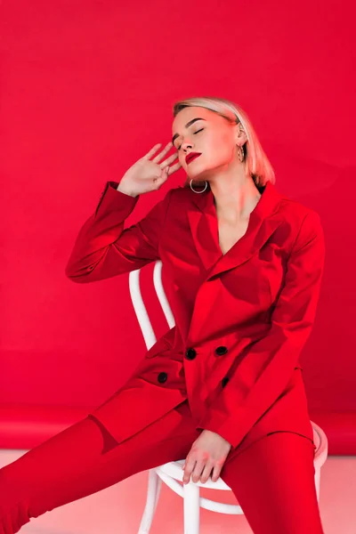 Elegantes Mädchen posiert im roten Anzug — Stockfoto