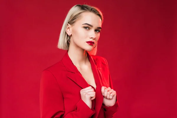 Menina elegante posando em casaco vermelho — Fotografia de Stock