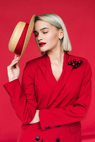 Elegantes Mädchen in roter Jacke mit Hut — Stockfoto