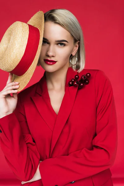 Fille en veste rouge avec boutonnière et chapeau — Photo de stock