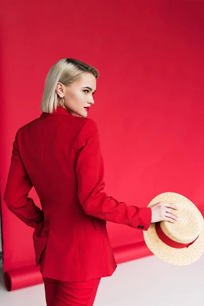 Elegante ragazza in giacca rossa — Foto stock