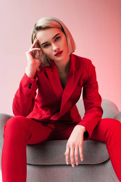 Femme élégante en vêtements rouges — Photo de stock