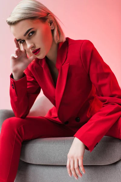 Attraktive Frau posiert in roter Kleidung — Stockfoto