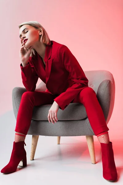 Mujer elegante posando en ropa roja - foto de stock