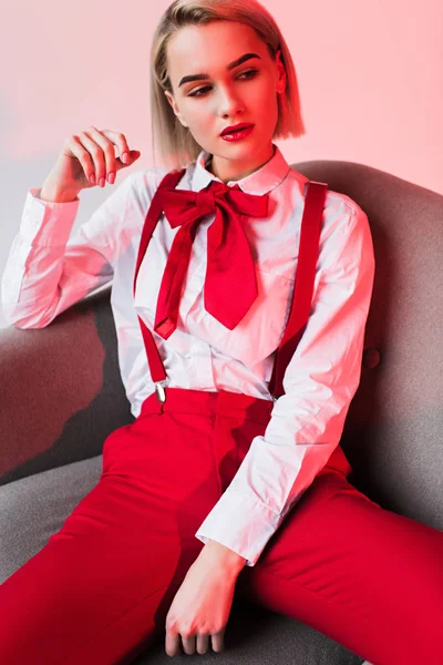 Mujer elegante posando en sillón - foto de stock