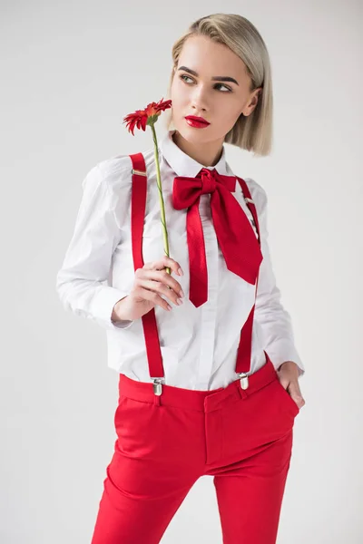 Chica elegante con flor de gerberas rojas - foto de stock