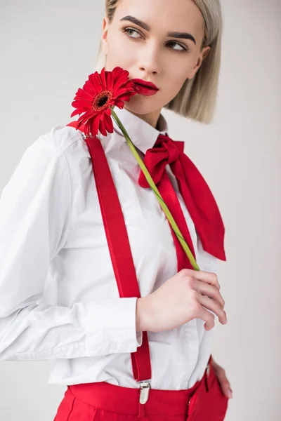 Jolie fille avec fleur rouge — Photo de stock